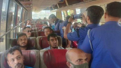 মহাসড়কে বাস থামিয়ে পুলিশের তল্লাশি
