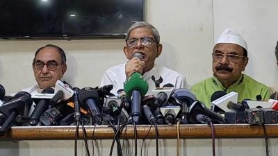 সংবাদ সম্মেলনে কথা বলছেন বিএনপি মহাসচিব মির্জা ফখরুল ইসলাম আলমগীর