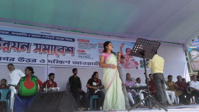 জয় বাংলা বলিয়া গান দিয়ে সমাবেশের মঞ্চ সরব হয়ে ওঠে
