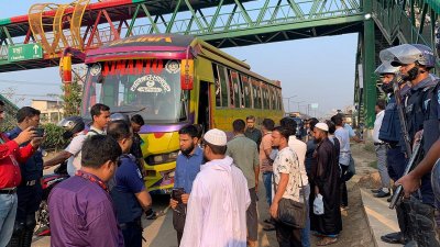 চেকপোস্টে যাত্রীবাহী বাসে তল্লাশি চালানো হচ্ছে