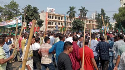 মোটা লাঠি ও পাইপ হাতে সমাবেশে যোগ দিচ্ছেন আওয়ামী লীগের কর্মীরা