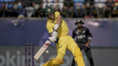 শেষে ক্যামিও ইনিংস খেলেছেন কামিন্স।