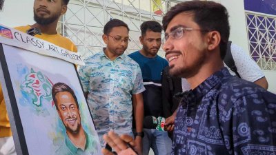 সাকিবের ছবি আঁকছেন শুভজিৎ সাহা।
