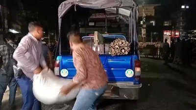 লাঠি-ইট ও চাল-ডাল জব্দ করেছে পুলিশ