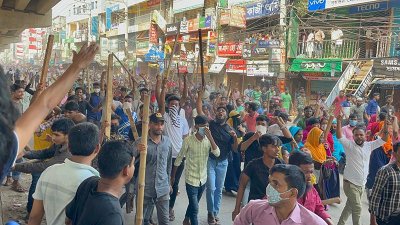 লাঠি হাতে শ্রমিকদের বিক্ষোভ