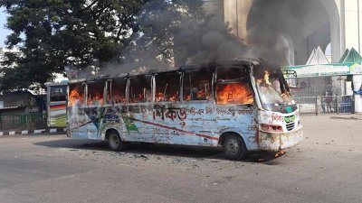 রাজধানীতে শিকড় পরিবহনের বাসে আগুন