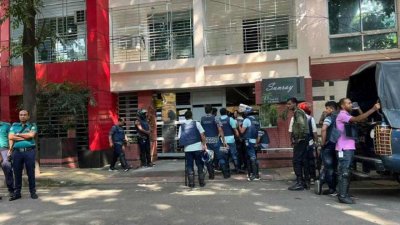 আমীর খসরু মাহমুদ চৌধুরীর বনানীর বাসা ঘেরাও করে রেখেছে আইনশৃঙ্খলা বাহিনীর সদস্যরা