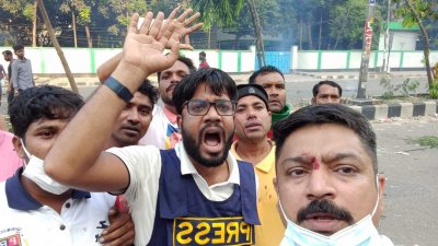‘প্রেস’ লেখা ভেস্ট পরা রবিউল ইসলাম নয়ন ঘুরে ঘুরে বিভিন্ন বাসে আগুন দিয়েছে বলে জানায় পুলিশ