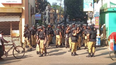 টহলরত পুলিশ বাহিনী