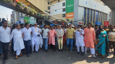হরতালের প্রতিবাদে মিরপুর ১০ নম্বর গোলচত্বরে আওয়ামী লীগের নেতাকর্মীদের সমাবেশ