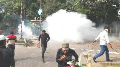 শনিবার কাকরাইল এলাকায় প্রধান বিচারপতির বাসভবনের সামনে বিএনপি নেতাকর্মীরা সংঘর্ষে জড়িয়ে পড়ে