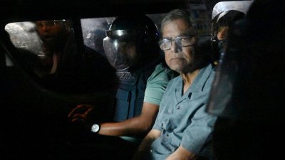 মির্জা ফখরুল ইসলাম আলমগীরকে ডিবি কার্যালয় থেকে কোর্টে নেওয়া হচ্ছে, ছবি: ফোকাস বাংলা