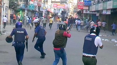 রবিবার হরতাল পালনের সময় বিএনপির কর্মীরা মিছিল করার চেষ্টা করলে পুলিশ তাদের ধাওয়া দেয় (ছবি: ফোকাস বাংলা)