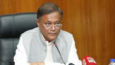মতবিনিময়কালে সাংবাদিকদের প্রশ্নের জবাব দিচ্ছেন তথ্যমন্ত্রী ড. হাছান মাহমুদ