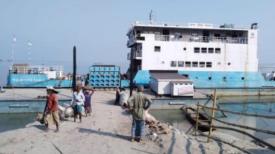 চিলমারী-রৌমারী নৌপথে চলাচলকারী ফেরি সুফিয়া কামাল সরিয়ে নেওয়া হয়েছে