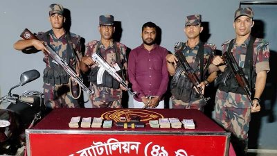 আটক ব্যক্তি ও উদ্ধার হওয়া টাকা-সোনা