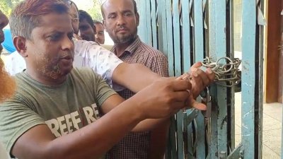 বিদ্যালয়ের তালা খুলে দিচ্ছেন আন্দোলনকারীরা