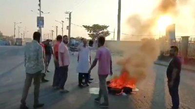 টায়ারে আগুন জ্বালিয়ে অবরোধকারীদের বিক্ষোভ