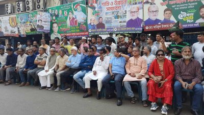 দলীয় কার্যালয়ের সামনে আওয়ামী লীগের নেতাকর্মীরা