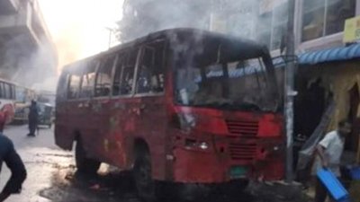 আগুনে ক্ষতিগ্রস্ত গাড়িটি