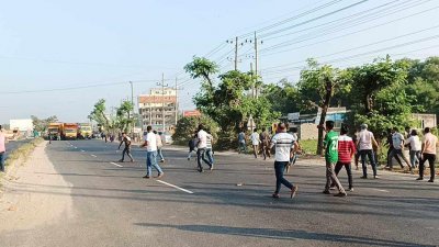 অবরোধকারীদের সঙ্গে পুলিশের ধাওয়া-পাল্টা ধাওয়া