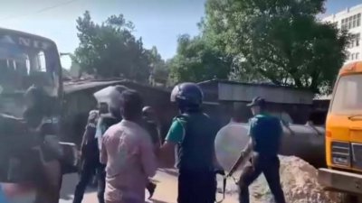 নগরীর আকবর শাহ থানা এলাকায় বিক্ষোভ মিছিল থেকে গাড়ি ভাঙচুরের সময় ১৪ জনকে আটক করেছে পুলিশ
