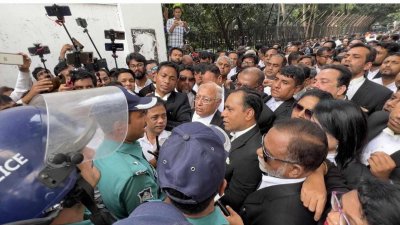 আইনজীবীদের মিছিলে পুলিশের বাধা