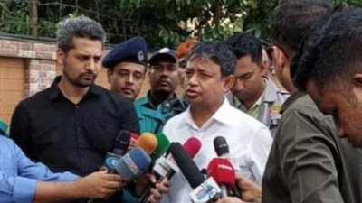 সাংবাদিকদের সঙ্গে কথা বলছেন মোহাম্মদ হারুন অর রশীদ