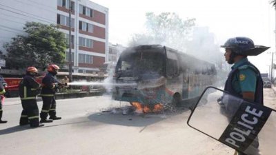 ফায়ার সার্ভিসের একটি ইউনিট আগুন নিয়ন্ত্রণে আনে