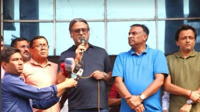 বক্তব্য দিচ্ছেন শেখ ফজলে শামস্ পরশ