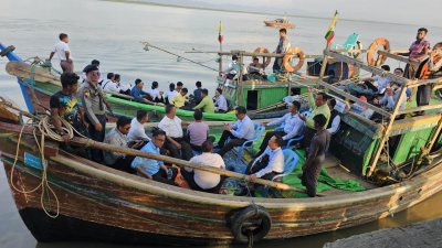 টেকনাফ-মিয়ানমার ট্রানজিট জেটি দিয়ে কাঠের ট্রলারে বাংলাদেশ ত্যাগ করে প্রতিনিধি দলটি