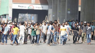 মঙ্গলবার রাজধানীর মিরপুরে পোশাক শ্রমিকদের আন্দোলন (ছবি: ফোকাস বাংলা)