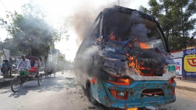 বুধবার সকালে মুগদায় পুড়িয়ে দেওয়া বাস (ছবি: নাসিরুল ইসলাম)