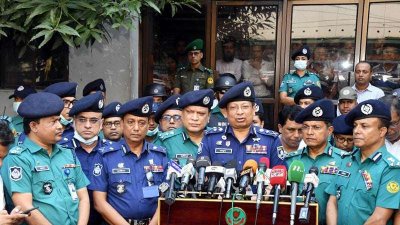 ঢাকা মেডিক্যাল কলেজ হাসপাতালে (ঢামেক) আহত পুলিশ সদস্যদের দেখতে গিয়ে সাংবাদিকদের সঙ্গে কথা বলেন আইজিপি চৌধুরী আবদুল্লাহ আল মামুন