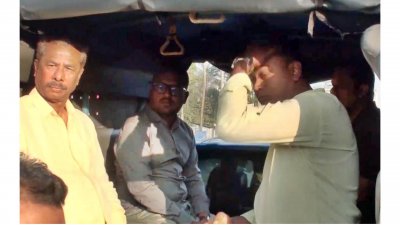 আটক নেতাকর্মীদের থানায় নেওয়া হচ্ছে