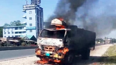 পিকেটাররা পণ্যবাহী ট্রাকে পেট্রোল ঢেলে আগুন ধরে দিয়েছে