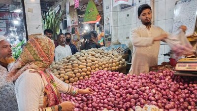 খাতুনগঞ্জে নিত্যপণ্যের দোকান