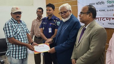 কর্মশালা শেষে বাংলাদেশ প্রেস কাউন্সিলের চেয়ারম্যানের কাছ থেকে সনদ নিচ্ছেন বাংলা ট্রিবিউনের সাংবাদিক লিয়াকত আলী বাদল