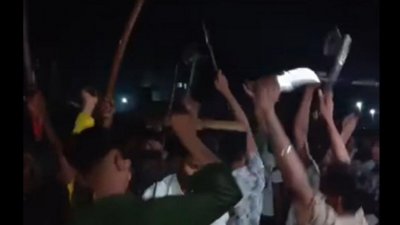অস্ত্র হাতে উল্লাস