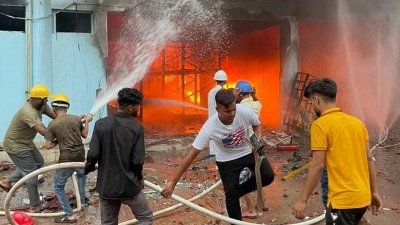 কারখানার আগুন নেভাতে ব্যস্ত ফায়ার সার্ভিসের কর্মীরা