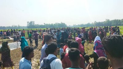 লাশ দেখতে মানুষের ভিড়