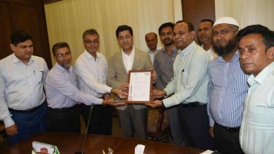 দেশে আনার পর পুরস্কারটি গ্রহণ করছেন ডিএসসিসি মেয়র ব্যারিস্টার শেখ ফজলে নূর তাপস
