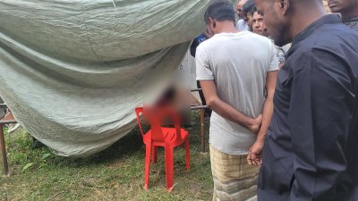 মরদেহ দেখতে আসা লোকজন