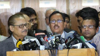 সাংবাদিকদের সঙ্গে কথা বলছেন অ্যাডভোকেট কাজী রেজাউল হোসেন। ছবি: নাসিরুল ইসলাম