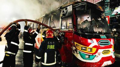 গুলিস্তানে মনজিল পরিবহনের যাত্রীবাহী বাসে আগুন দিয়েছে দুর্বৃত্তরা
