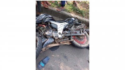 দুর্ঘটনাকবলিত মোটরসাইকেল