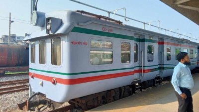 আট বগির ট্রেনটি কক্সবাজার যাচ্ছে
