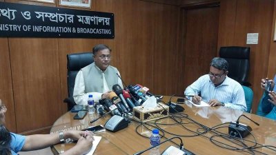 সাংবাদিকদের সঙ্গে কথা বলছেন তথ্যমন্ত্রী ড. হাছান মাহমুদ