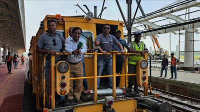সন্ধ্যা ৬টা ২৫ মিনিটে জেলা সদরের ঝিংলজায় অবস্থিত আইকনিক স্টেশনে প্রবেশ করে ট্রেনটি