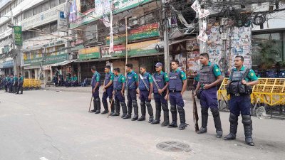 নয়াপল্টনে বিএনপির কার্যালয়ের সামনে পুলিশের সতর্ক অবস্থান